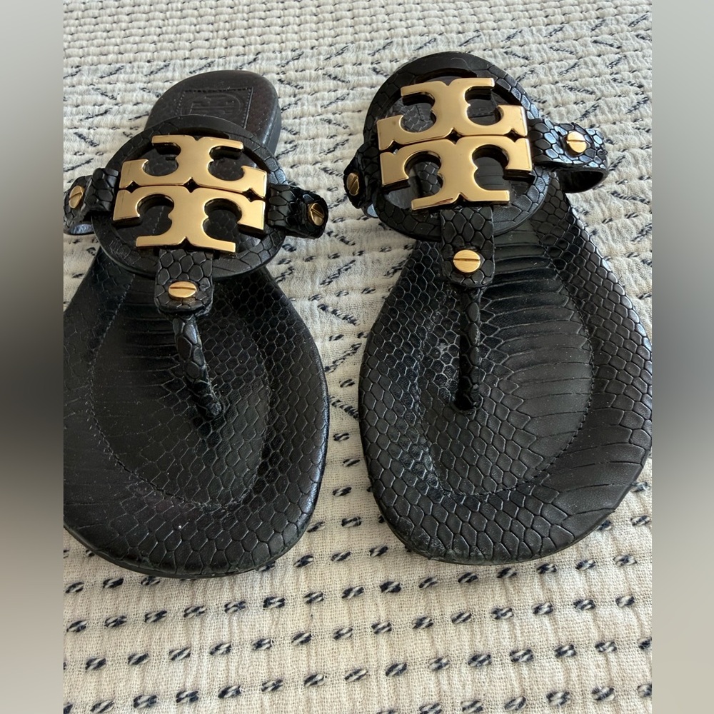 Tory Burch Black Logo Thong Sandals with Gold Emblem - Picture 2 of 4